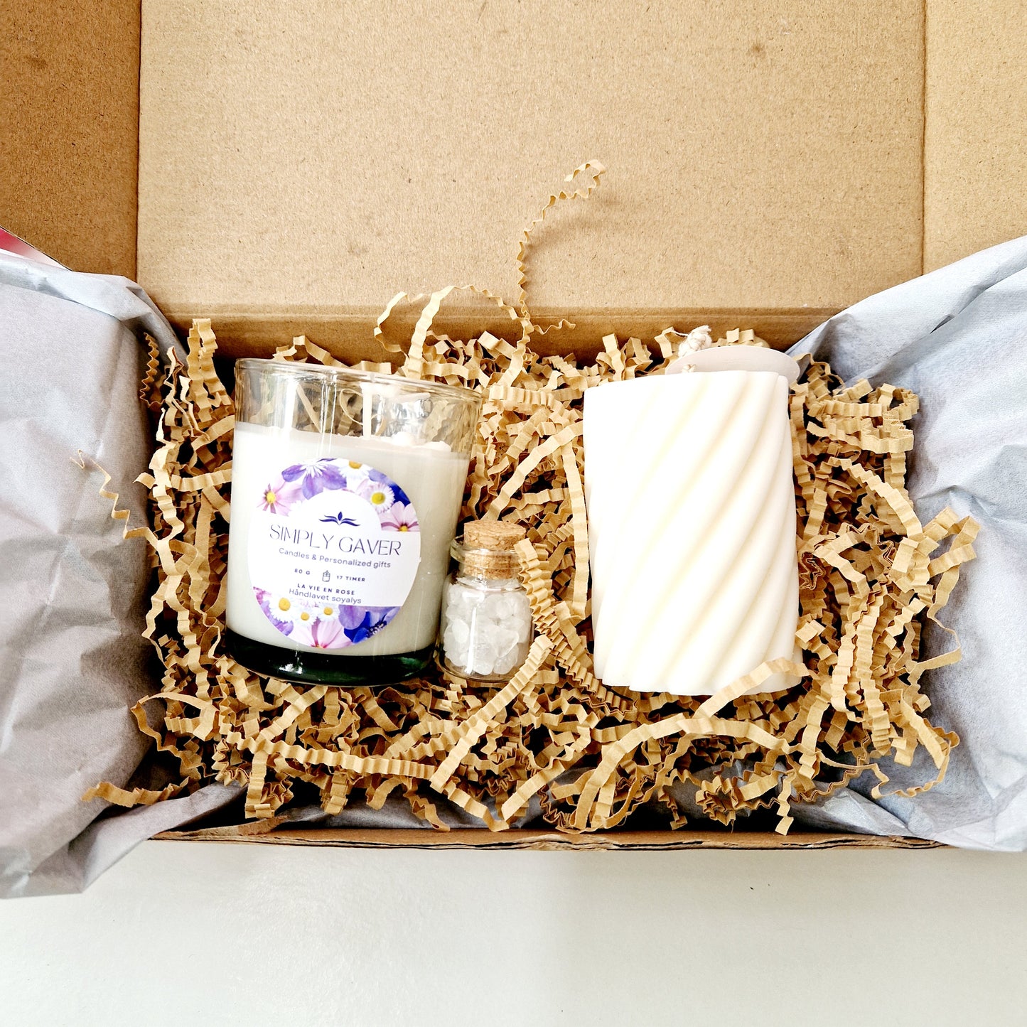 Spirituelt kit til renselse og beskyttelse af dit hjem og energi, ideelt under fuldmåne. Hjælper med at fjerne negativitet, genoprette balancen og invitere indre fred gennem et kraftfuldt ritual med hvidt lys og tørrede urter.